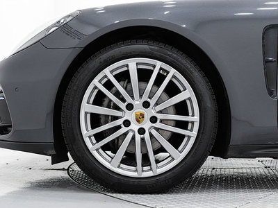 2018 Porsche PANAMERA photo 6
