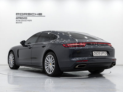 2018 Porsche PANAMERA photo 5