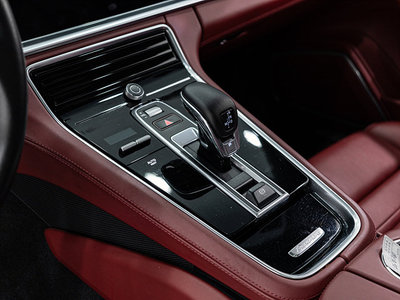2018 Porsche PANAMERA photo 9