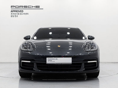 2018 Porsche PANAMERA photo 2