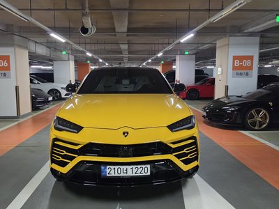 2021 Lamborghini URUS photo 2