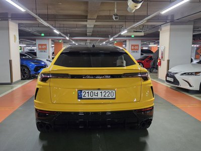 2021 Lamborghini URUS photo 3