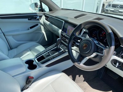 PORSCHE MACAN - 10