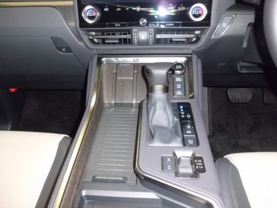 صورة 10 لـ 2025 Lexus GX