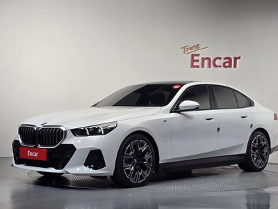 2025 BMW 5 SERIES 照片 1