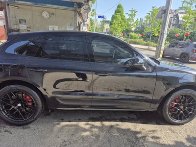 PORSCHE MACAN - 1