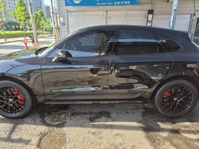 PORSCHE MACAN - 4