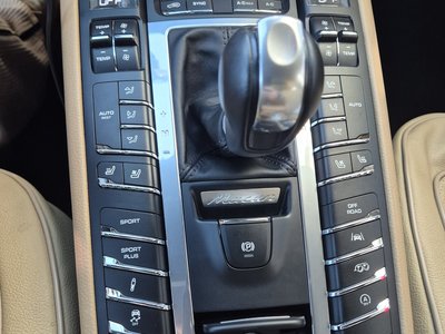 PORSCHE MACAN - 8