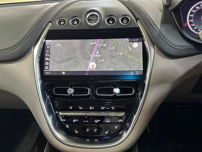 ASTON MARTIN DBX - 6