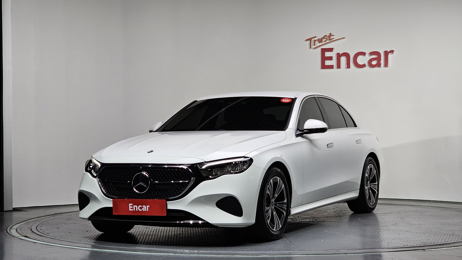 MERCEDES-BENZ E-CLASS - View 1