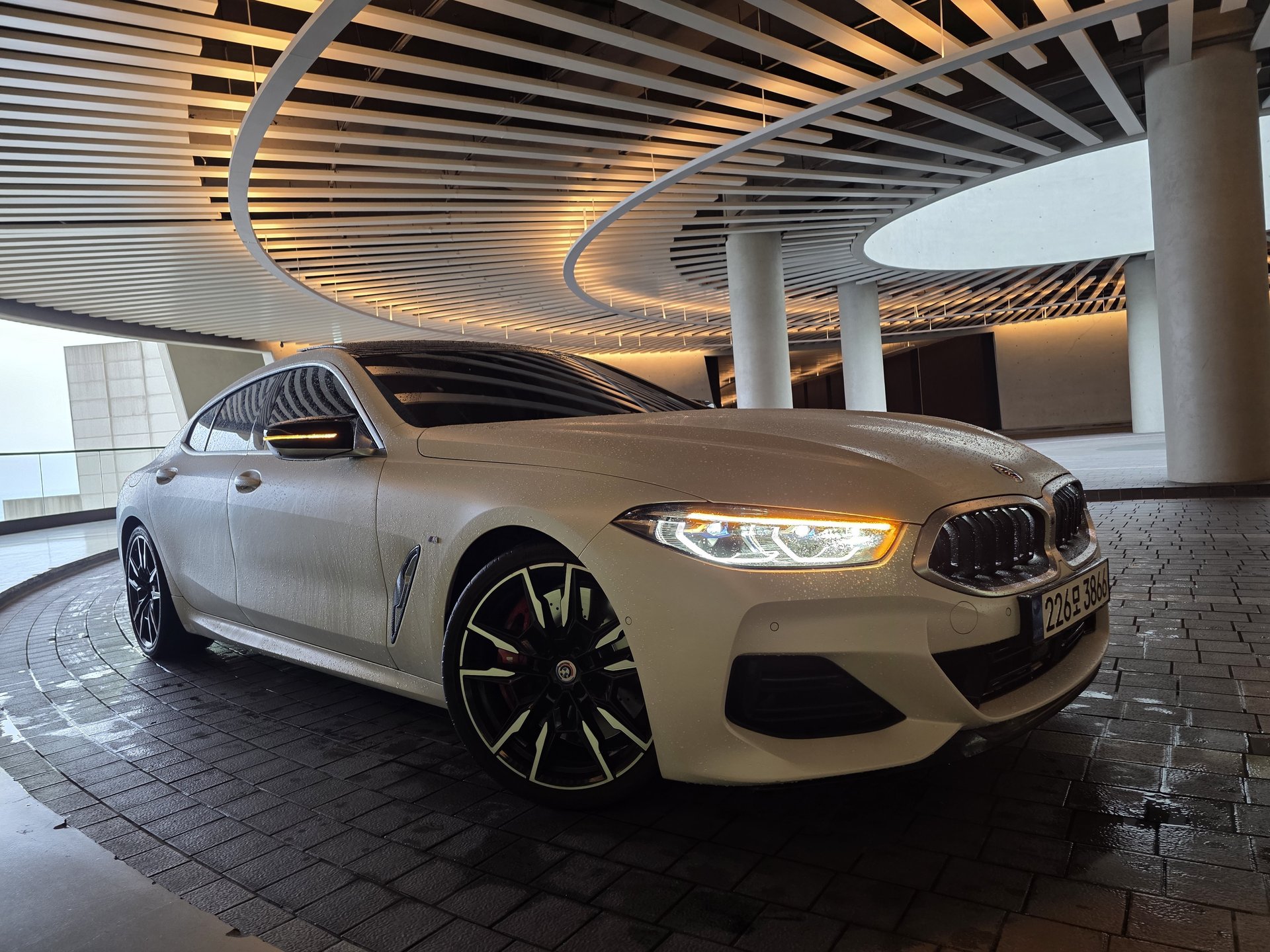 BMW 8 SERIES - View 1