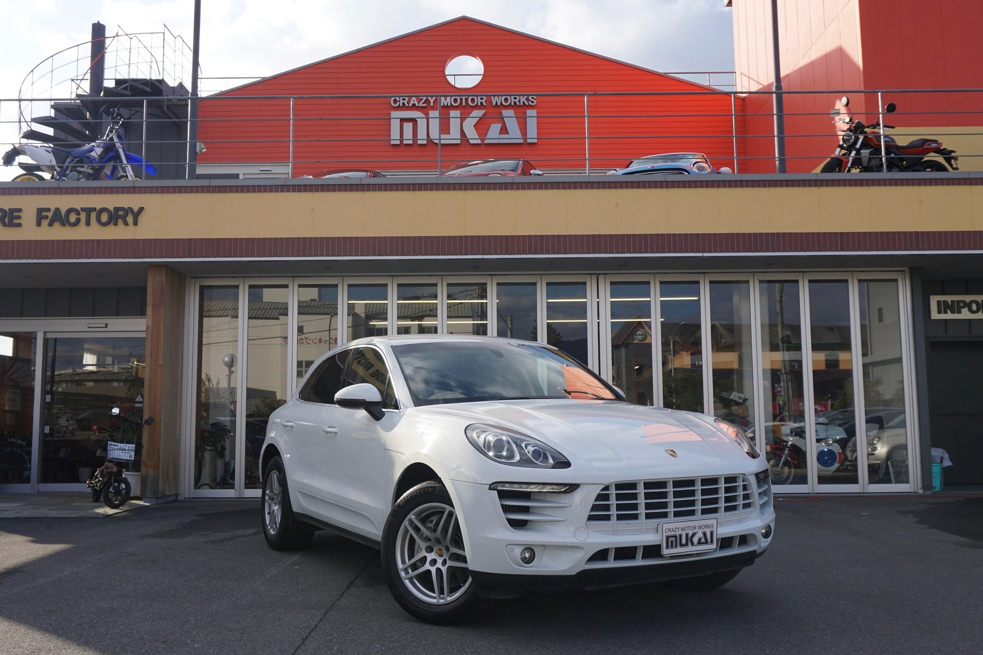 PORSCHE MACAN - View 1