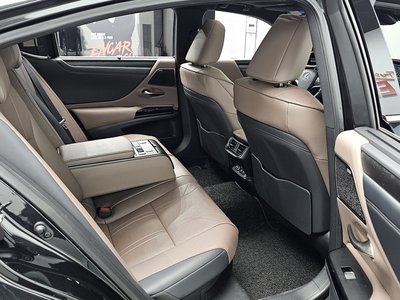 2025 Lexus ES — миниатюра 17