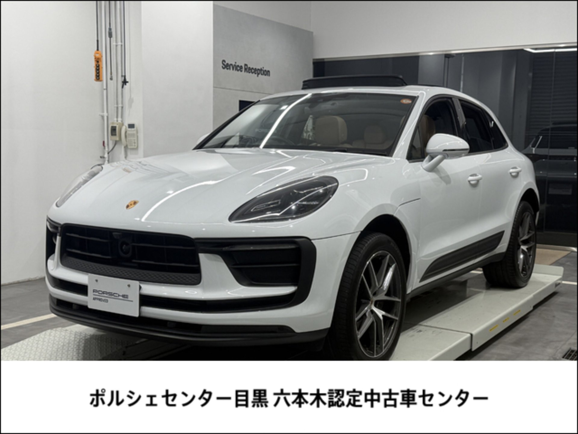 PORSCHE MACAN - View 1