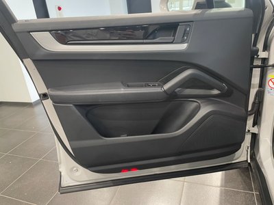 صورة مصغرة 34 لـ 2025 Porsche CAYENNE