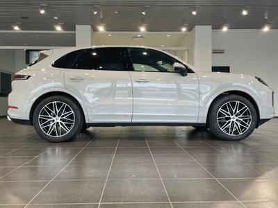 2025 Porsche CAYENNE photo 5