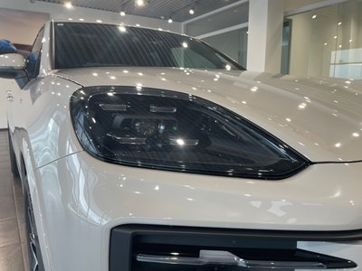 2025 Porsche CAYENNE photo 8