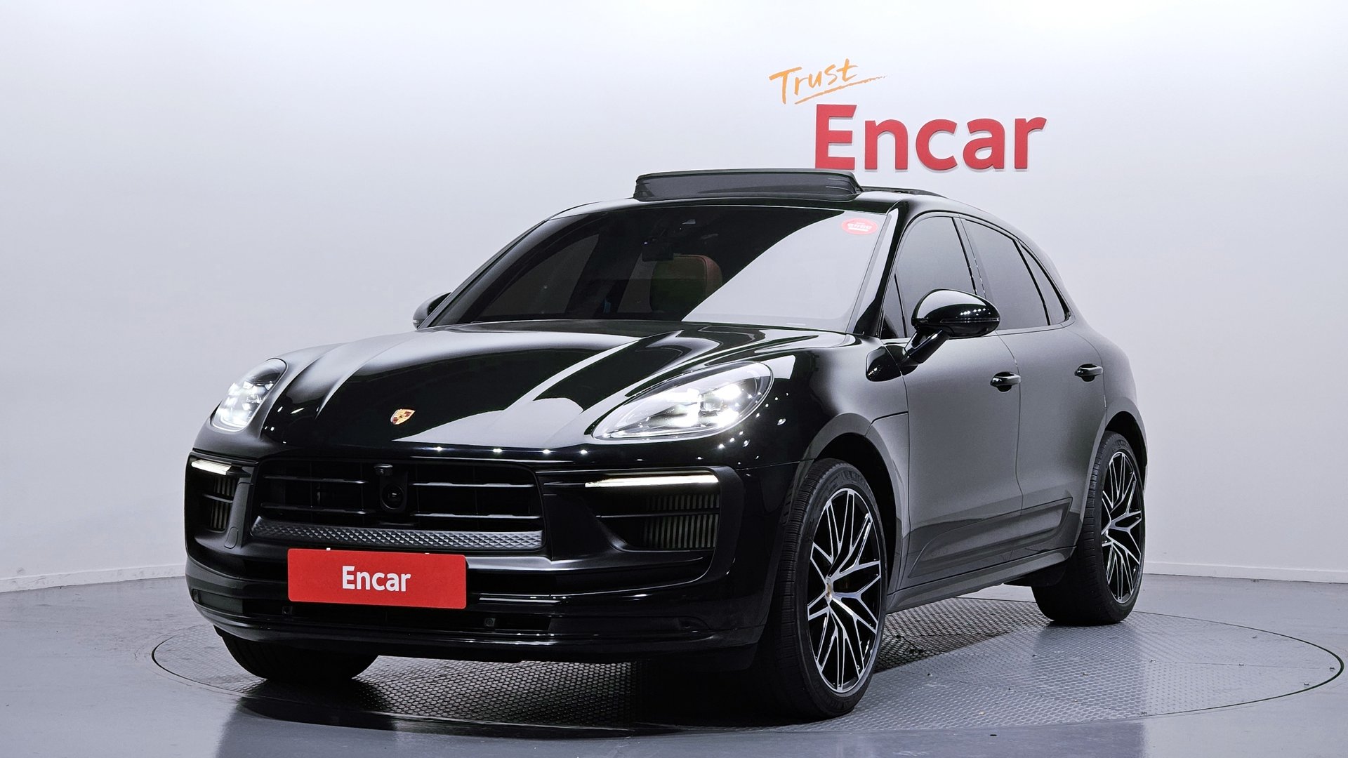 PORSCHE MACAN - View 1