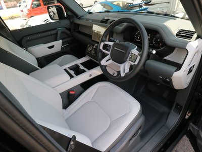 LAND ROVER DEFENDER - 9