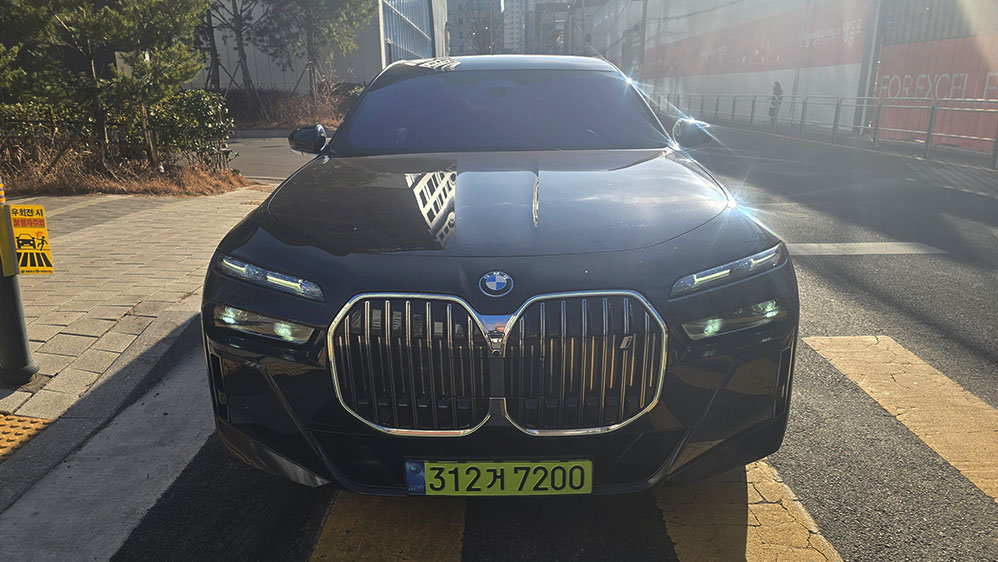 BMW I7 - View 1