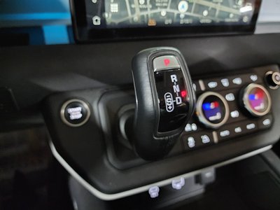 LAND ROVER DEFENDER - 8