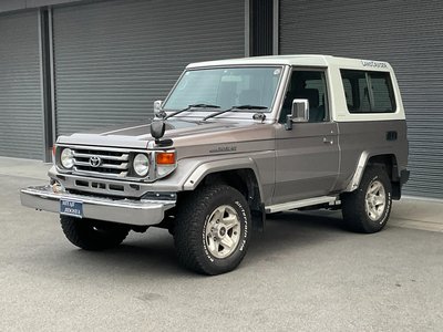TOYOTA LAND CRUISER 70 - 4
