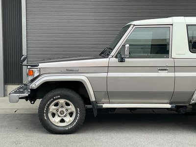 TOYOTA LAND CRUISER 70 - 6