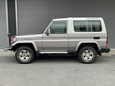 TOYOTA LAND CRUISER 70 - 5