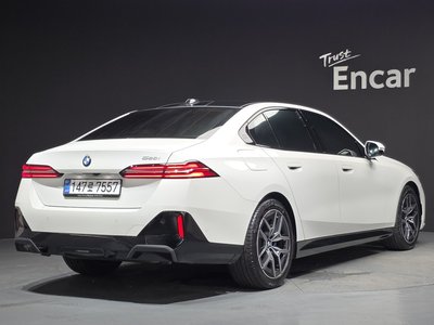 2025 BMW 5 SERIES photo 4