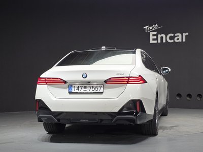 2025 BMW 5 SERIES photo 3