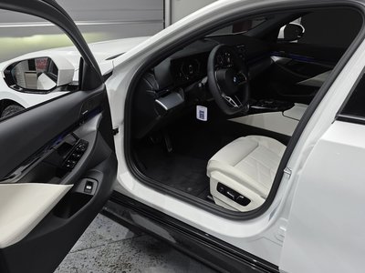 2025 BMW 5 SERIES photo 10