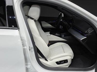 2025 BMW 5 SERIES — миниатюра 12