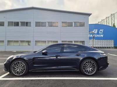2024 Porsche PANAMERA photo 2