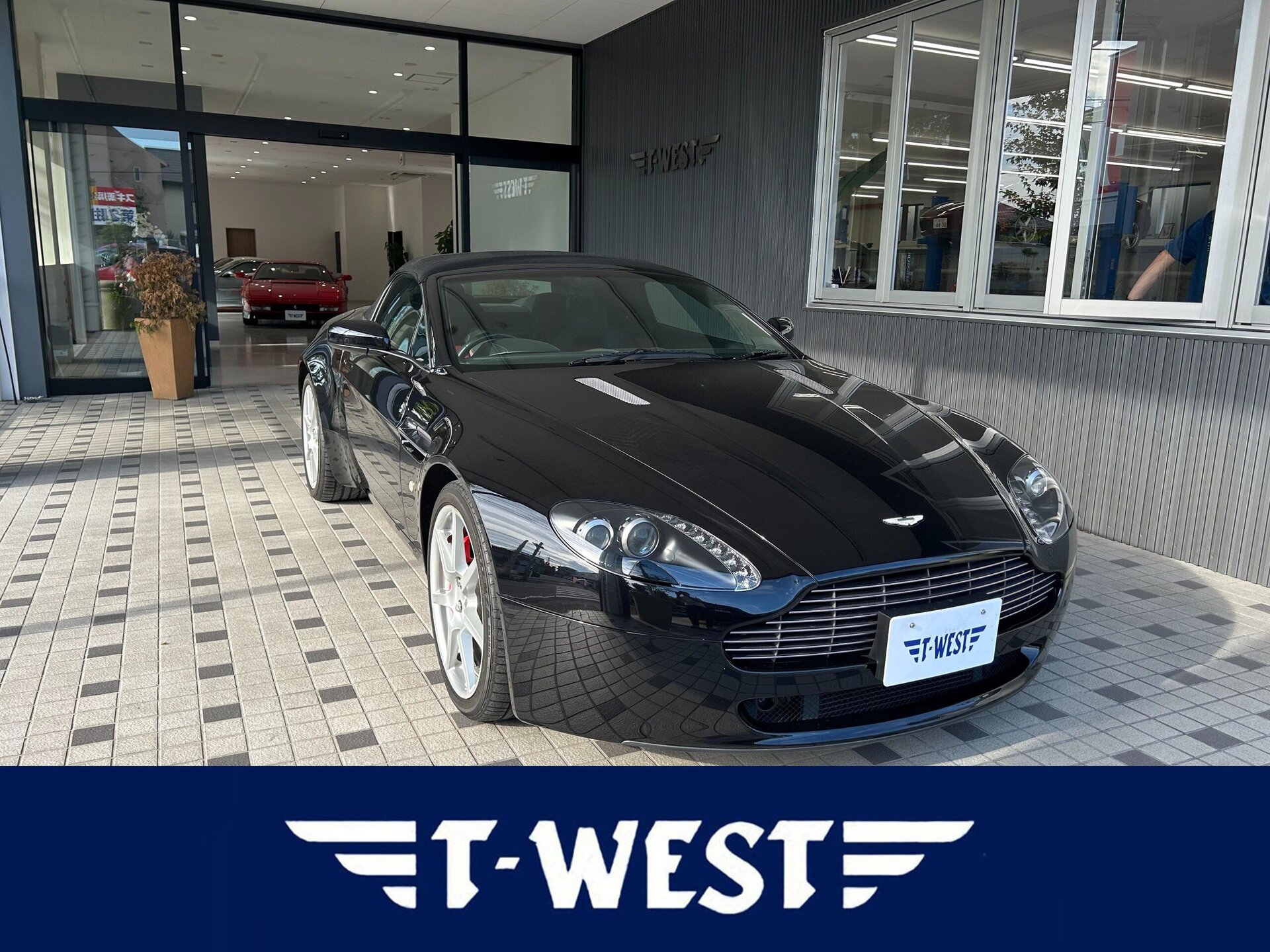 ASTON MARTIN V8 VANTAGE ROADSTER - View 1