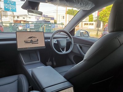 TESLA MODEL Y - 4