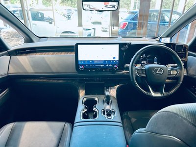 صورة 2 لـ 2024 Lexus LM