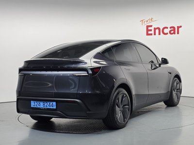 TESLA MODEL Y - 3