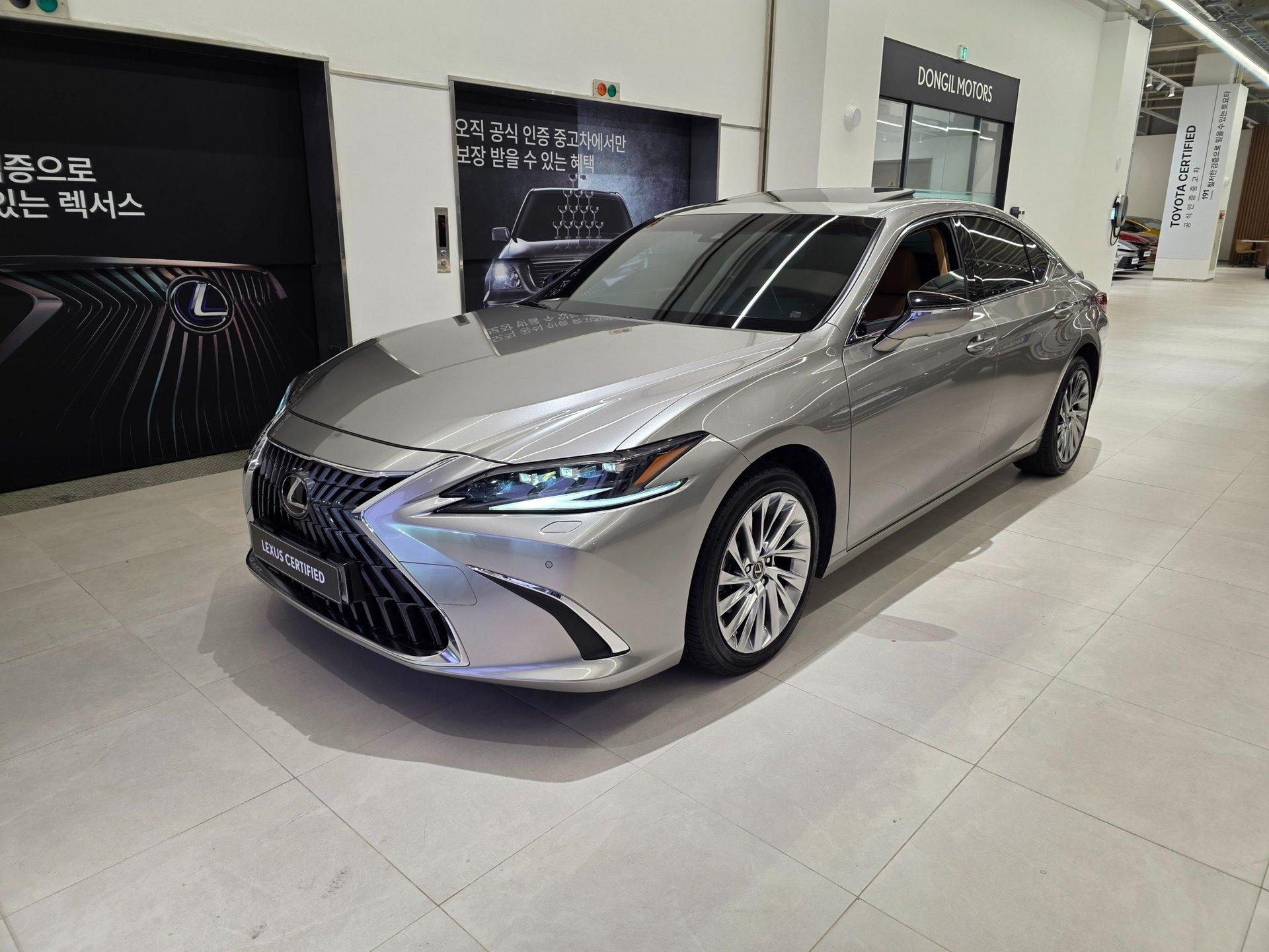LEXUS ES - View 1