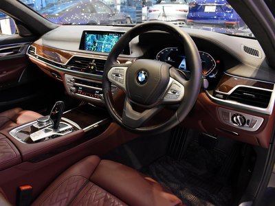 BMW 7 SERIES - 8