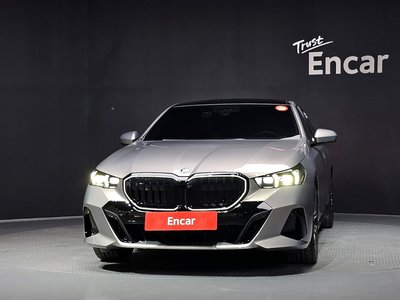 2025 BMW 5 SERIES — фото 2