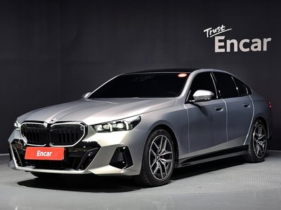 2025 BMW 5 SERIES — фото 1