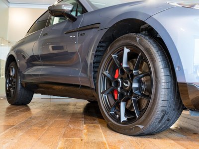 ASTON MARTIN DBX - 9