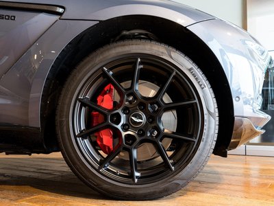 ASTON MARTIN DBX - 10