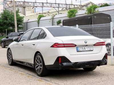 2025 BMW 5 SERIES 照片 2