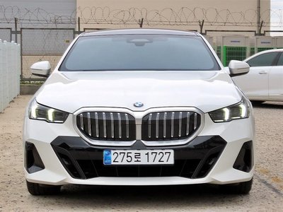 2025 BMW 5 SERIES 照片 1