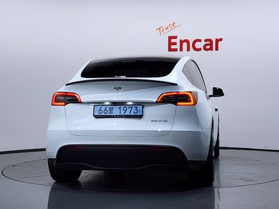 TESLA MODEL Y - 3