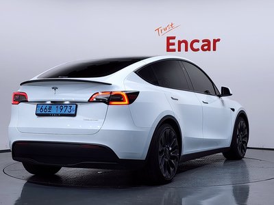 TESLA MODEL Y - 4