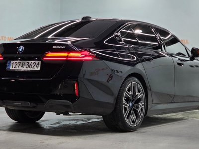 2025 BMW 5 SERIES — фото 4