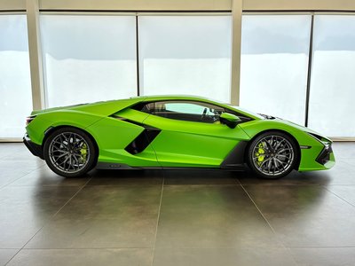 صورة 6 لـ 2025 Lamborghini REVUELTO