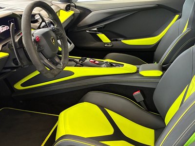 صورة 10 لـ 2025 Lamborghini REVUELTO